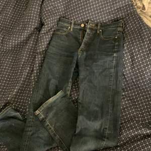 Ett par jätte fina  mörblå middle waist jeans