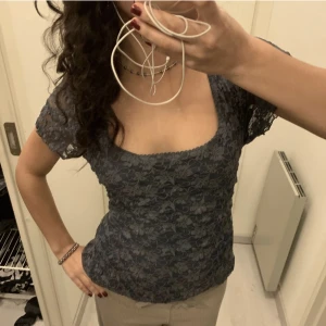 Blå y2k spetstopp fest - Jättesöt blå spetstopp med sidenknyte i ryggen, går även att knyta fram under bysten! Ger 2000s vibes