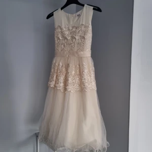 Nyårs klänning!🥂 - Guldig,klänning perfekt till nyår✨️ Volanger,rosett där bak,festlig! Köparen står för frakt!