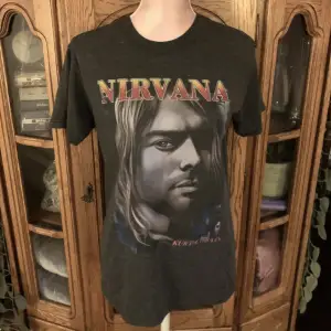 Nirvana t shirt med Kurt Cobain tryck på framsida och baksida 