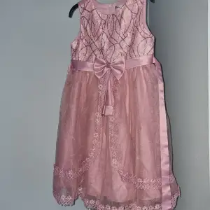 Rosa klänning,köpte på den en marknad. 100%polyester, dragkedja där bak. Köparen står för Frakt!🙌🏻