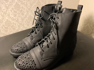 Stövlar med paljetter - Ett par stövlar med klackar i storlek 38. På vilken kan man se att det finns paljetter på. De är helt oanvända. Priset kan diskuteras. Köparen står för frakten💕