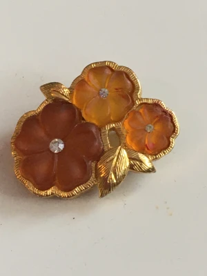 Vintage brosch  - Troligen är blommorna i bärnsten 
