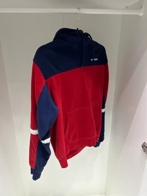 Adidas Tröja - En skön adidas tröja som knappt blivit använd av mig och behöver en ny ägare. Skick 8/10