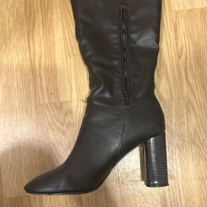 Klackskor  -  boots med klack, väldigt snygga! Helt oanvända 