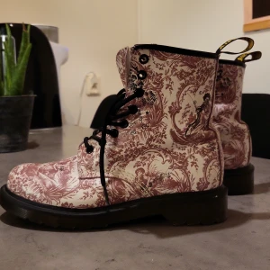 Dr Martens - Svinballa OANVÄNDA specialgjorda doc martens i storlek 37. Jag DÖR för dessa men mina fötter har inte krympt än tyvärr. 