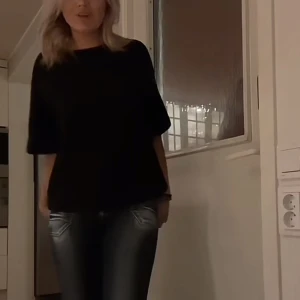 Trekvarts T-shirt  - Säljer denna super snygga T-shirten/trekvarts trendiga tröja från Filippa k, den är i ett super skönt lent material och passar verkligen till allt! Inga defekter, ny skick 🤍storlek L men liten i storlek, passar mig med S! Skriv för fler bilder,möts sthlm💕