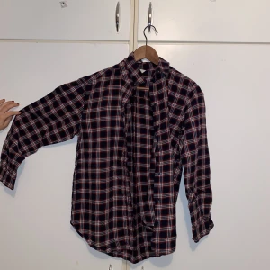 H&M skjorta rutigt  - En rutig skjorta från H&M. Ska vara marinblå men ser mörkare ut på bild 
