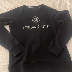 Gant sweetshirt  - En svart gant tröja, aldrig använt. köpt för ungefär 700-900 i stl 158-164