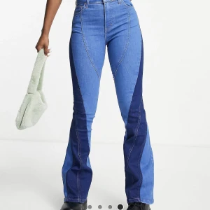 Topshop jeans  - Blå utsvängda byxor med detaljsömmar - Aldrig använd, tänkte sy upp för den var för lång på mig men har bara legat i garderoben istället :( 