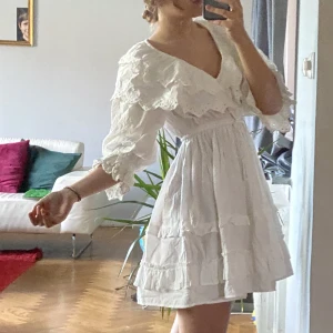 Top shop klanning - Vitt klänning från topshop. Tyvärr kom aldrig till användning. Perfekt för sommaren eller till studenten! Köptes för cirka 600kr på asos. Köparen står för frakt 🥰