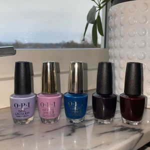 5st OPI nagellack - 5st oanvända nagellack från OPI. På bild 2 ser man dem mörka färgerna bättre. Bild 3 är namn på alla färgerna. Nypris för ett ca. 150-200kr. Köp alla för 500kr, frakt tillkommer