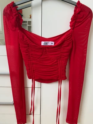 Partytopp från Tiger Mist - Röd topp från Tiger Mist  Storlek XS Inga defekter eller liknande  Kort i längden, mer som en magtröja