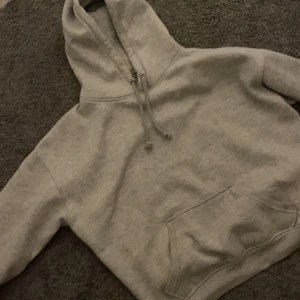Hoodie - Säljer en fin grå hoodie, men tycker inte den sitter bra på mig så därför säljer jag den. Storlek S. Säljes för 100kr