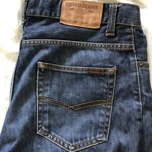 Baggy jeans - Baggy jeans som inte kommer till användning. Passar mig i benen som är 176cm. L: 34, W: 36