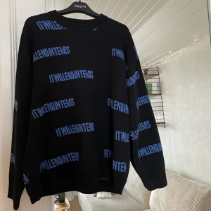 Weekday tröja med text - Tröja från Weekday med texten ”It Will End in Tears”. Varm och skön! Storlek M men är mer som en L.