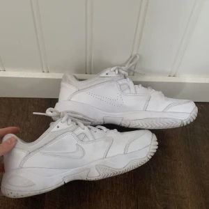 Nike skor - Vita nikesneakers i storlek 38. Inte använda många gånger.