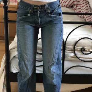 Coola Levis jeans med detaljer. Köpta second hand. 