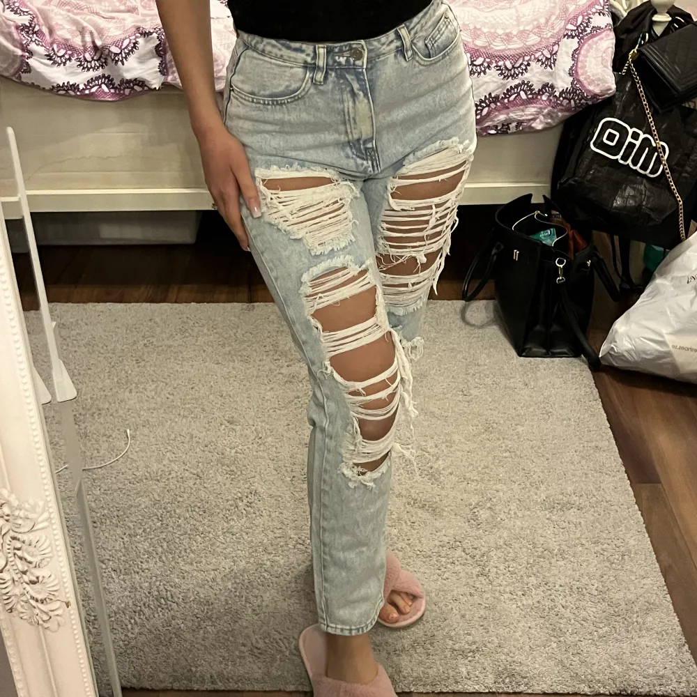 Helt oanvända slitna Mom jeans i storlek 38 (jag har normalt 36 på vanliga jeans). Väldigt sköna att ha på sig. Köptes för 370kr. . Jeans & Byxor.