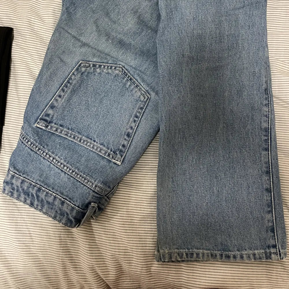 Rowe weekday jeans i storlek 27/32. Lite slitna/smutsiga vid kanten nere vid skorna men annars bra skick och supersköna. Höga i midjan och lösa/ långa ben.. Jeans & Byxor.