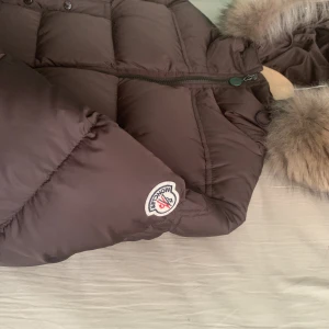 Moncler jacka - En äkta mörk brun moncler damjacka med päls krage. Använd 2-3 gånger ser helt ny ut, säljer den då jag gått ner väldigt mycket i vikt. Dm vid intresse, fler bilder eller äkthetsbevis.