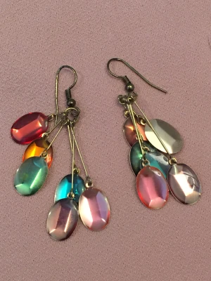 Färgglada örhängen  - Härliga örhängen i många olika färger 