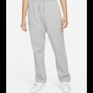 Nike  - Nike mjukisbyxor strl XS mellanhög midja. Super fina och sköna men beställde tyvärr fel storlek, kostade 750kr + frakt  men säljer för 400💕 