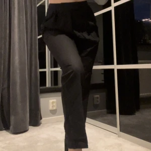 Kostymbyxor  - Svarta kostymbyxor från Ginatricot  Inköpta förra sommaren men gillade ej passformen.  Andvända 1 gång derför finns det ingen prislapp kvar.  Stl: xs  Skicka dm ifall du har några frågor❤️ (Läs min bio)