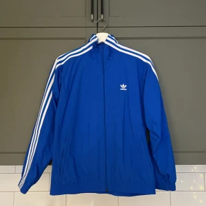 ADIDAS DRESS - Blå adidas dress storlek S, endast använd fåtal gånger.