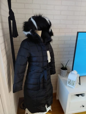 Ny köpt jacka  - Svart lång jacka  Den e ny köpt inte använd  Kostar 500kr