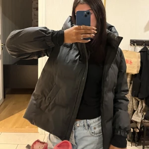 Vinterjacka - Jättesnygg vinterjacka från Nelly, köpte den här vintern men knappt använd då jag inte riktigt gillar hur den sitter på mig❤️köpte för 700 men säljer för 300 då jag vill bli av med den