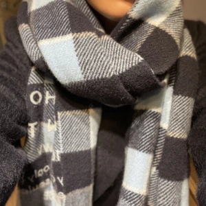 Acne Studios halsduk - Alldeles ny, säljer pga gillar inte färgen så mycket. Nypris 1700kr