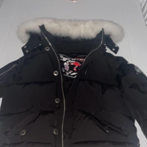 Moose knuckles jacka - Nästan helt ny moose knuckles jacka som knappt har använts. Jackan är i bra skick och priset är hugget i sten. Jackan är i storlek M/L.