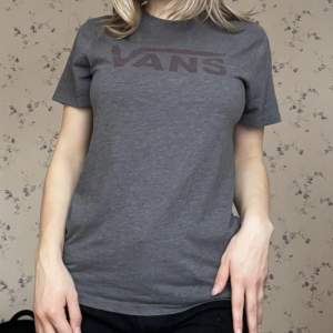 Skön t-shirt från Vans, sparsamt använd och i gott skick💕kan även fraktas, köparen står för frakt 