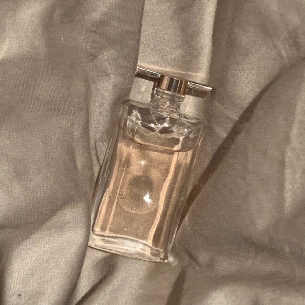 Säljer denna fantastiska Lancôme parfymen Idôle. Som man ser på första bilden är nypriset på 100ml varianten på parfymen 1 175kr. Denna mini varianten säljer jag därför för 250 kr(går ej att köpa) Knappt någonsin använt utan endast testad. . Övrigt.