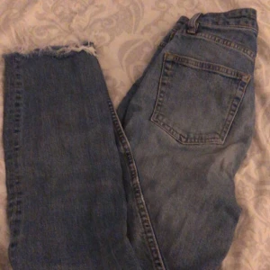 Blåa jeans - Väldigt snygga blåa jeans som är tajta uppifrån och lösa vid benen, säljer dem pga av att dem blivit för korta på mig 🤍 Passar dig som har storlek S/XS 🤍