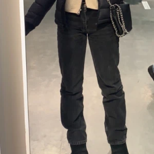 Jeans - Säljer dessa mörk gråa/svarta slutsålda jeansen från zara, storlek 34