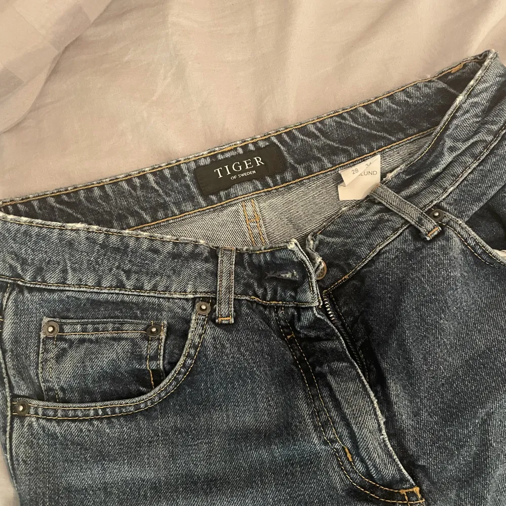 (Jag är ca 170 cm, innerbenslängden är 83 och midjemåttet är 39) Jag säljer mina älskade low waisted jeans från Tiger of Sweden i storlek W28 L34. Jeansen har tyvärr blivit för små. Använt flertal gånger men byxorna är i mycket gott skick! . Jeans & Byxor.