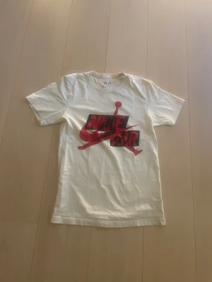 🤍Nike Air Jordan T-Shirt❤️ - //Vit, röd och svart Nike Air Jordan T-Shirt🌹. //Populär t-shirt i makalös kvalitet🌺. // Storlek XS 🍄.// Kondition 9,5/10🐙.// bara att skriva med frågor/bilder❤️.\\