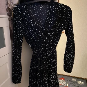 Klänning  - Jättefin långärmad klänning med ett knyte i midjan 🤍i strl xs, bara använd någon gång så är i nyskick!