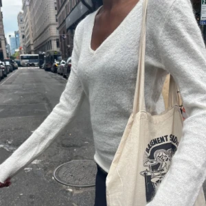 Vit tröja - Aldrig använd tröja från Brandy Melville. Alla lappar är kvar. Säljer för att jag inte hann lämna tillbaka. 