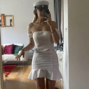 Parisian off shoulder ruched detail mini dress in white - Klänning från Parisian i storlek 36. Perfekt till student student eller som en som klänning. 