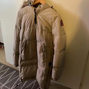 Parajumper damjacka - Parajumper damjacka i beige, storlek XL men passar också en med storlek M/L. Använd fåtal gånger och i bra skick, säljer pga den inte passar mig längre. Priset kan diskuteras vid snabb affär