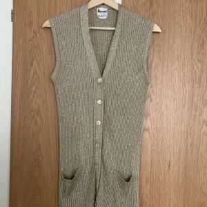 Glitter stickad väst! - Glitter stickad väst! Stretchig och aningens längre modell som går över rumpan (jag är 170). 