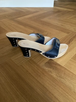 Scholl 38 - Otroligt söta och coola scholl träklackar! Använda men har många år kvar på nacken. 