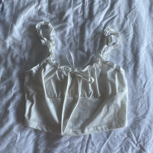 topp - vit croptopp i storleken 36. inte genomskinlig. 💗 köparen står för frakt. 