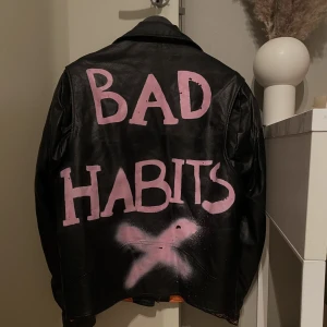 Jacka - Oversized skinn jacka med tryck (vattenfast) i strl S/M