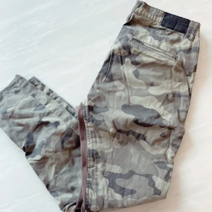 byxor  - jätte fina militär byxor som jag endast har använt några gånger . dm om ni vill se bild på 