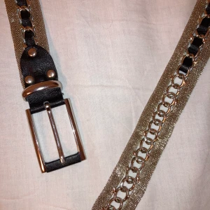 Unikt bälte i läder och metall - Riktigt snyggt bälte som tyvärr ej får den uppmärksamhet den förtjänar hos mig! Svart och silvrigt färgad metall. Metallen är typ flätad på ett väldigt snyggt sätt. 