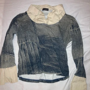 Snygg tröja/skjorta med jeanstryck - Unik och snygg tröja med inbyggd krage. Tyget är bomull med tryck på så att det ser ut som jeans, vilket är en cool och unik detalj. Färgen är beige och gråblå.